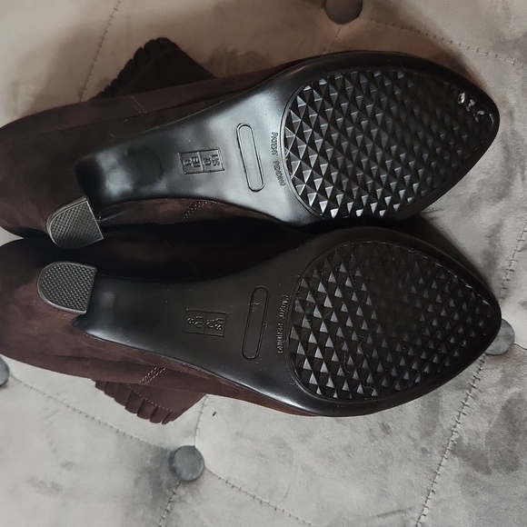 Women size 10M 3 inch heel boots - Picture 3 of 3